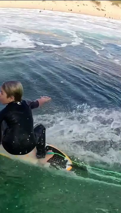Koa tem (apenas) 6 anos e já surfa ondas 4 veze...