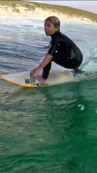Koa tem (apenas) 6 anos e já surfa ondas 4 vezes maiores que a sua altura