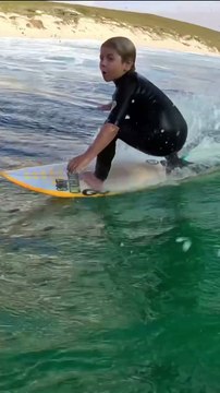 Koa tem (apenas) 6 anos e já surfa ondas 4 vezes maiores que a sua altura