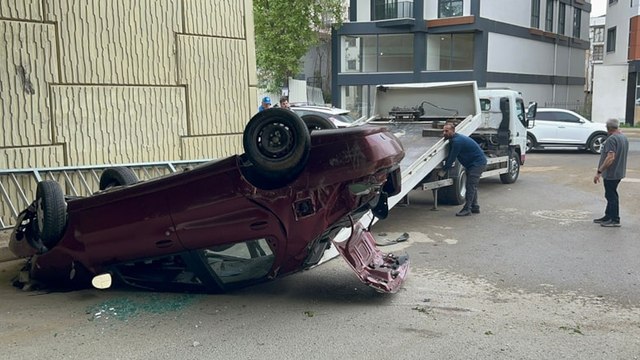 Seyir halindeki otomobil üst geçitten caddeye düştü