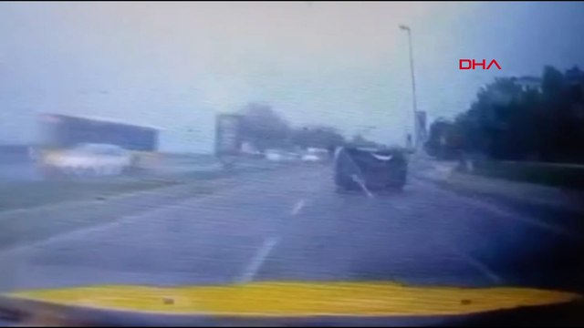 İstanbul'da sahil yolunda otomobil kaldırıma çarpıp yan yattı