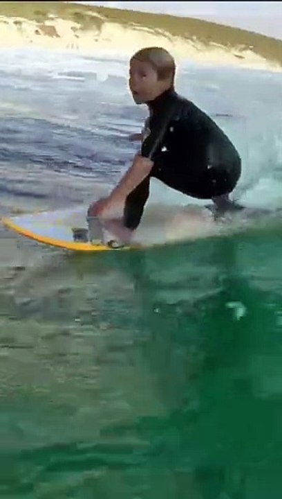 Koa tem (apenas) 6 anos e já surfa ondas 4 vezes maiores que a sua altura