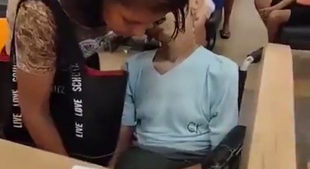 Una mujer lleva a su tío muerto a pedir un crédito al banco: esta es la reacción de los empleados