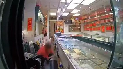 Vean el violento robo a plena luz del día en una joyería en Oklahoma