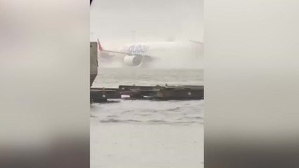 두바이에 12시간 동안 1년 치 비 쏟아져 피해 속출 / YTN