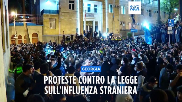 Protesta in Georgia contro la legge russa sugli agenti stranieri, scontri con la polizia e arresti