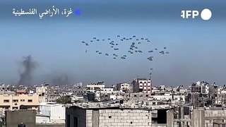 دخان متصاعد وطائرات تلقي مساعدات فوق مدينة غزة