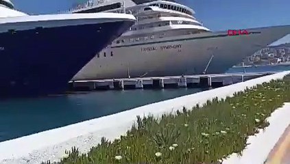 Dev kruvaziyer gemisi iskeleye çarptı