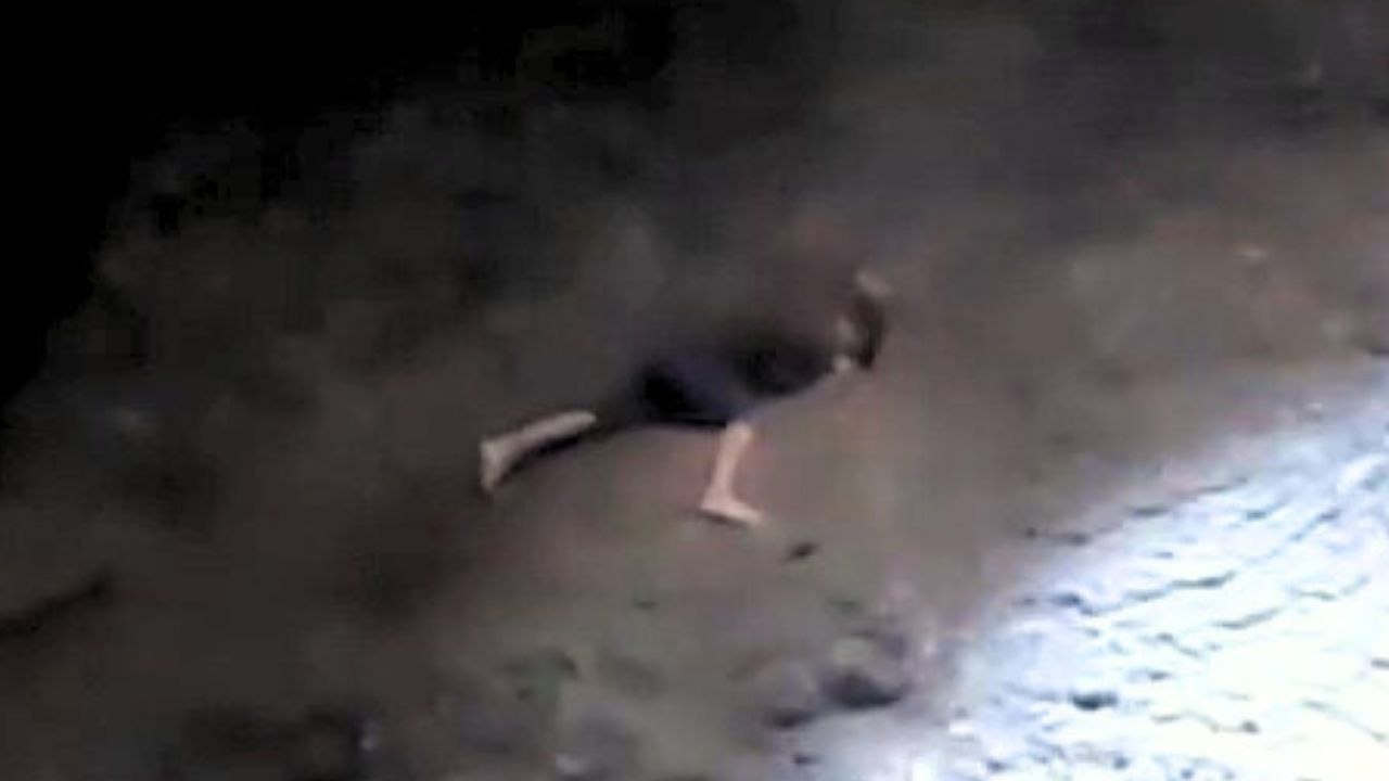 Die Polizei rettet einen Mann, der sich nach einem Sturz aus mehr als 15 Metern Höhe an einer Klippe festhält