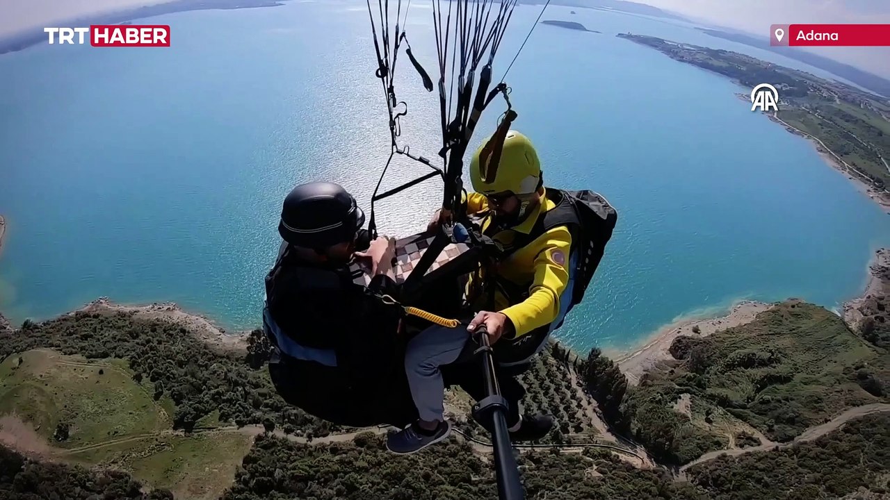 Yamaç paraşütü pilotları gökyüzünde tavla oynadı