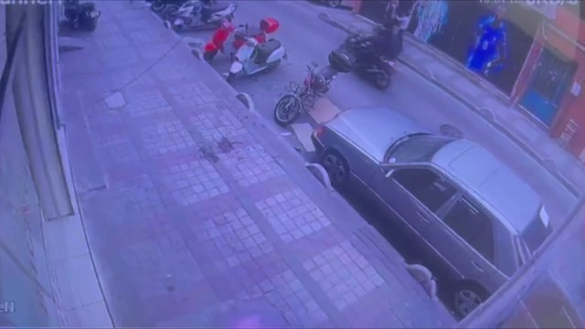 Bağcılar'da sokak ortasında silahlı çatışma: 2 yaralı