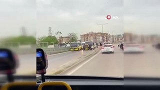 Minibüs şoförlerinin yumruklu sopalı kavgası kamerada