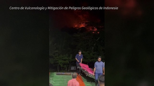 Cientos de evacuados por erupción de volcán en Indonesia