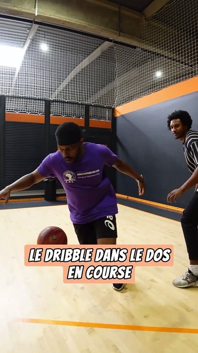Dribble dans le dos en course