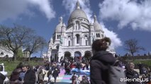 Mancano 100 giorni alle Olimpiadi di Parigi: i colori olimpici sui gradini del Sacro Cuore