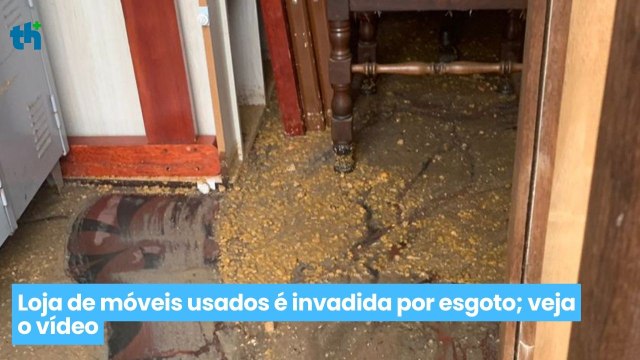 Loja de móveis usados é invadida por esgoto; veja o vídeo