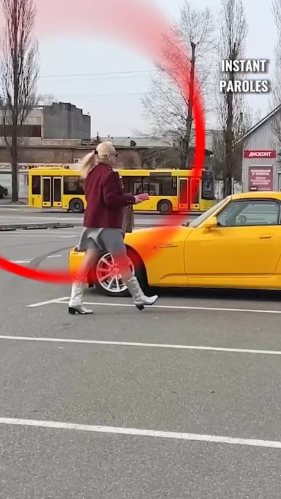 Cette femme perd son portefeuille en pleine route puis reçoit un soutien précieux