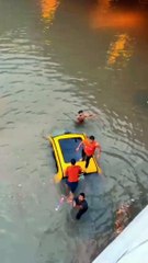 Man jumps to rescue people in submerged car