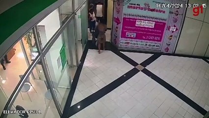 NOVAS IMAGENS: Homem morto aparece chegando em banco com cabeça tombada; assista