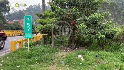 下载视频: Por rata encontraron un cuerpo sin vida con un cartel en Caldas, Antioquia