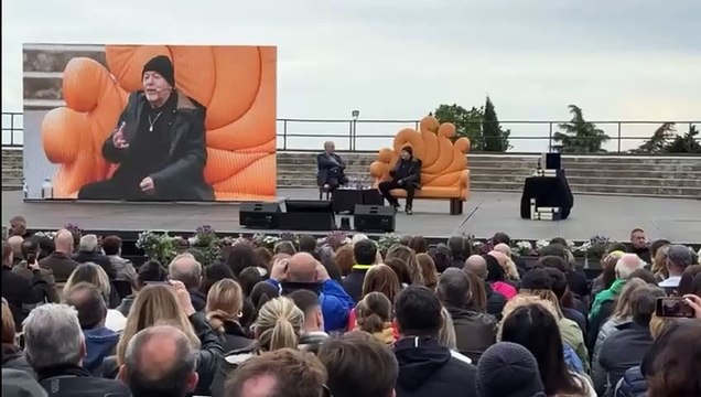 Vasco Rossi riceve il premio Vittoriale e recita Gabriele D'Annunzio