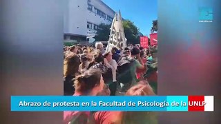 Abrazo de protesta en la Facultad de Psicología de la UNLP