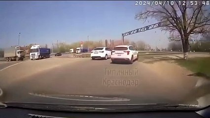 Ce camion de bières rate son virage... ça va mousser fort