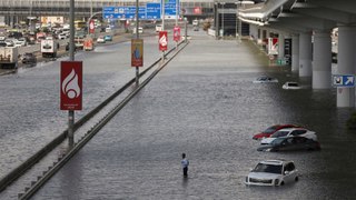 BAE'de şiddetli yağışlar hayatı olumsuz etkiledi