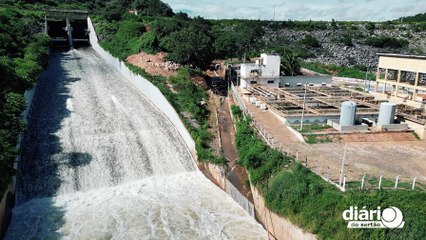 Reportagem mostra de perto a força da água na sangria de Boqueirão e a situação ao redor do açude