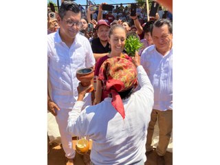 Realizan una ‘limpia’ a Sheinbaum durante gira en Ticul, Yucatán