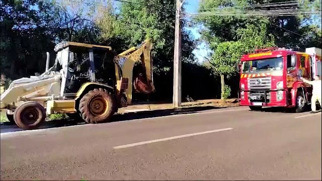 Bombeiros apagam incêndio em retroescavadeira no Maria Luiza