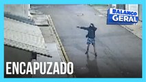 Homem encapuzado atira diversas vezes na casa da síndica de condomínio