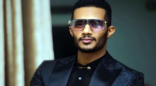 محمد رمضان يحلق ذقنه في الطائرة بمساعدة مضيفة الطيران