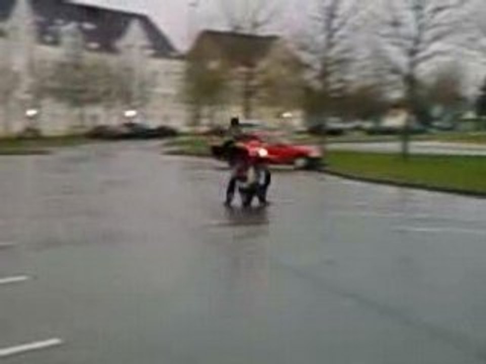 rudy  en weeling avec un scoot to pouri ki marche pa du tout