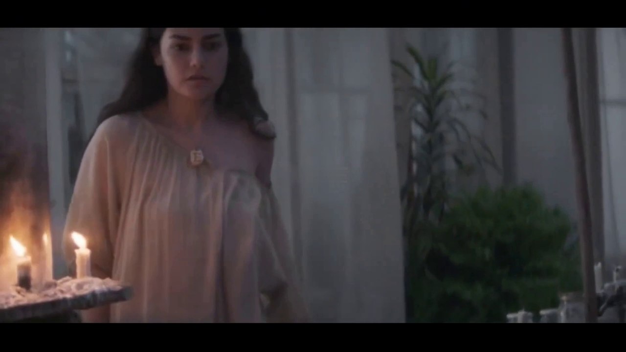 Un hombre muy afortunado queda atrapado en una casa llena de mujeres y consigue entablar relaciones con ellas - Infidelidad, Amor y romance