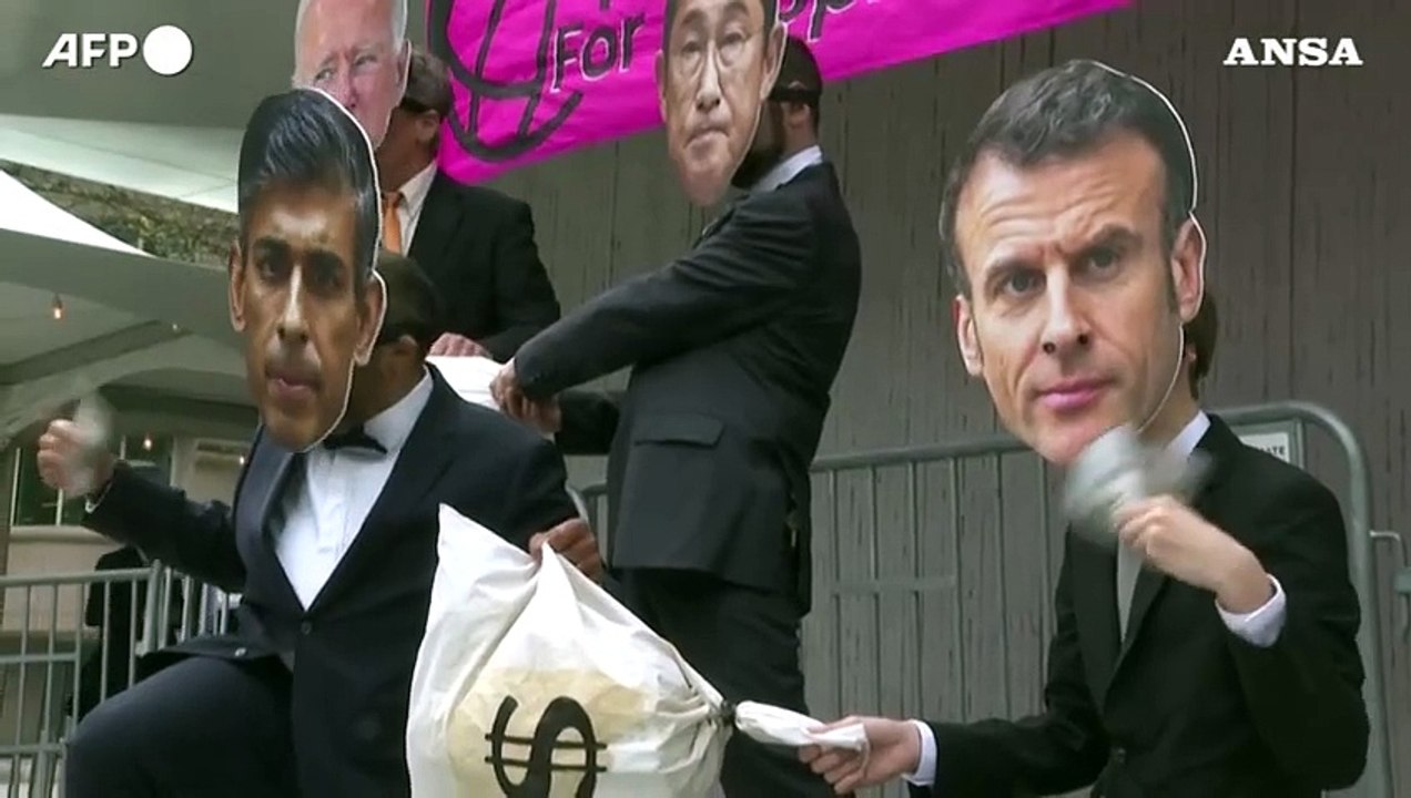 Banca mondiale, la protesta con le maschere dei leader del G7