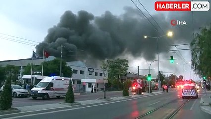 İzmir'de iki ayrı fabrikada çıkan yangına müdahale ediliyor