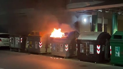 Bidone della spazzatura a fuoco a Bologna: il video