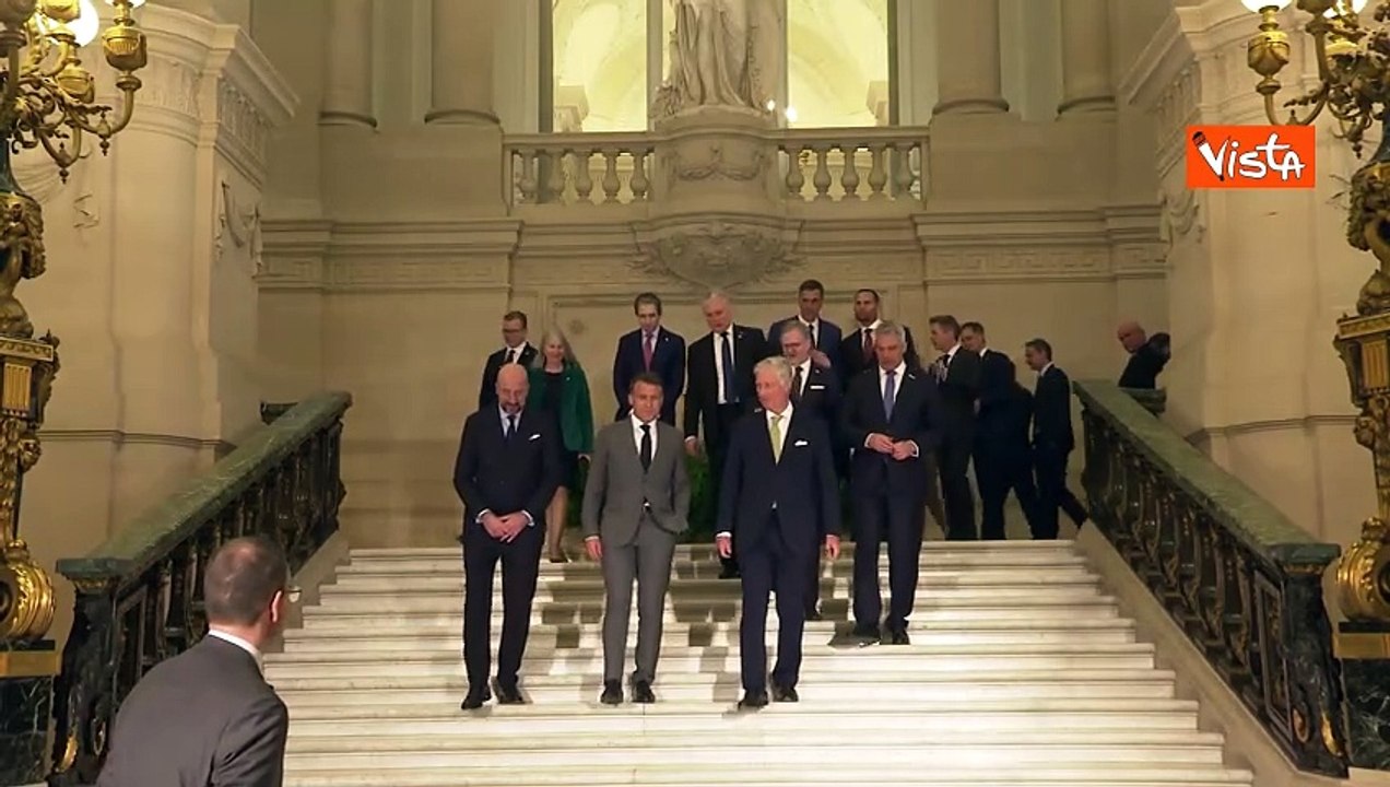Consiglio Ue a Bruxelles, la foto di gruppo dei leader. Presente anche Meloni