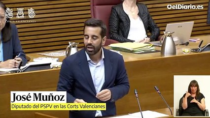 El PSPV muestra fotos de represaliados durante el franquismo en las Cortes Valencianas para defender la Ley de Memoria Democrática