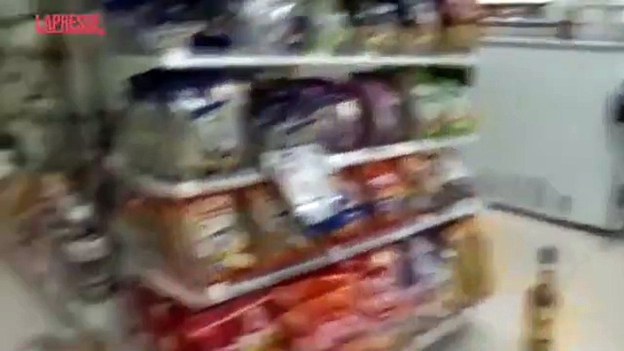 Terremoto in Giappone, la scossa in un video: nel ristorante centinaia di stoviglie distrutte