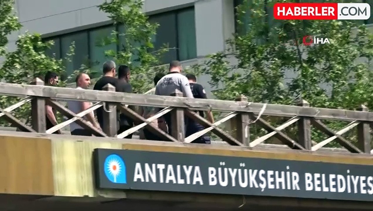 "Tedavi olmak istiyorum" deyip üst geçide çıktı