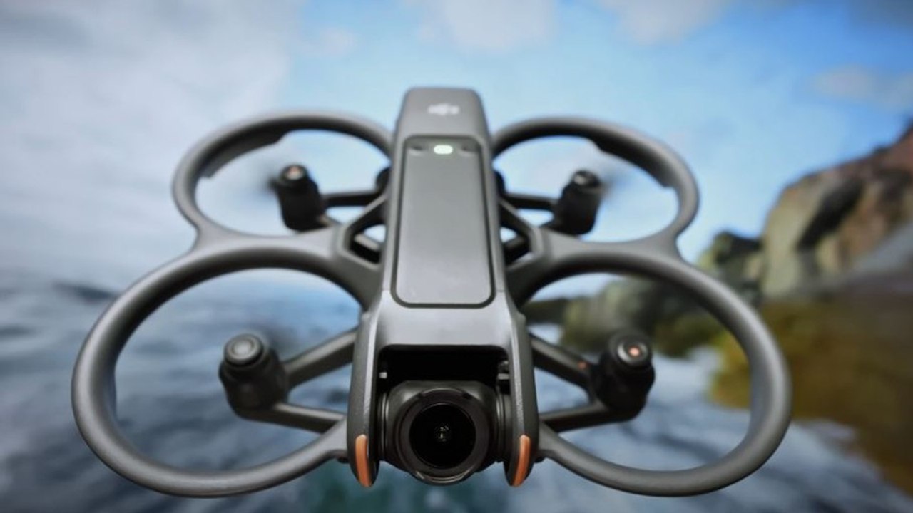 Die Drohne DJI Avata 2 lässt euch mit First-Person-Perspektive wie Superman durch die Luft flitzen