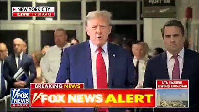 a l'extérieur de la salle de d audience Ceci est une attaque contre l'Amérique... Un pays qui échoue, dirigé par un homme incompétent qui est très impliqué dans cette affaire. Il s'agit vraiment d'une attaque contre un adversaire politique.