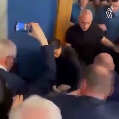 .Vidéo de la suite de la lutte au parlement géorgien, où est examinée la loi sur les agents étrangers.