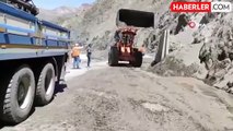 Yüksekova yoluna inen kaya parçaları temizleniyor
