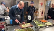 Le prince William, héritier de la couronne britannique, a repris ses activités publiques avec une visite dans une association d'aide alimentaire - Sa première sortie officielle depuis l'annonce du cancer de son épouse Kate - VIDEO