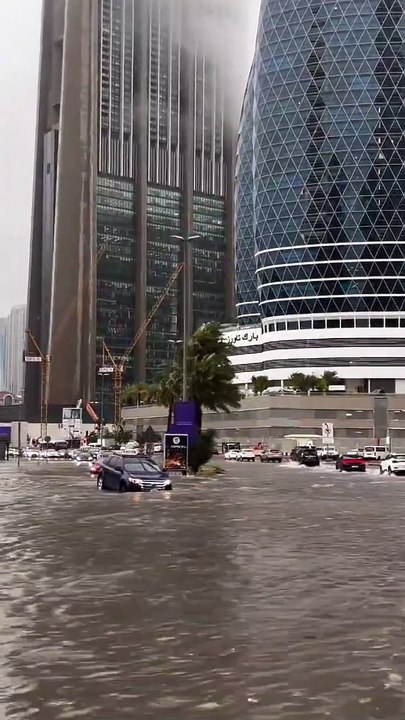 ALERTE : Avis de rester à la maison émis alors que de fortes pluies frappent les 7 Émirats, y compris Dubaï