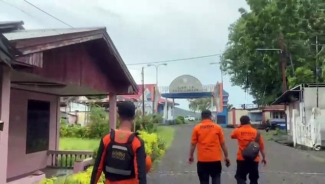 Miles de evacuados en Indonesia por la erupción de un volcán que desató una alerta de tsunami