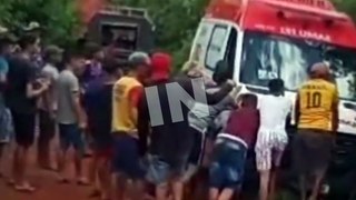 Ambulância atola em estrada de terra a caminho da casa de paciente no Ceará